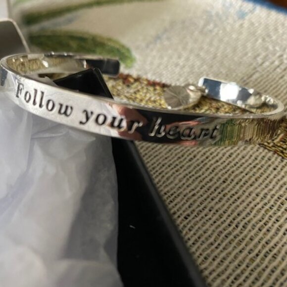 NIB * AVON My Truth FOLLOW YOUR HEART Silver BANGLE BRACELET - Picture 4 of 7